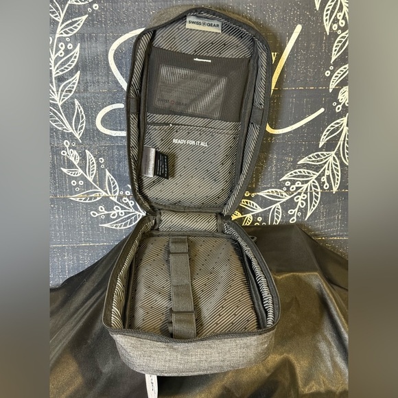 SWISSGEAR Convertible Handle Hanging Dopp
Bag Accessory - Picture 5 of 8